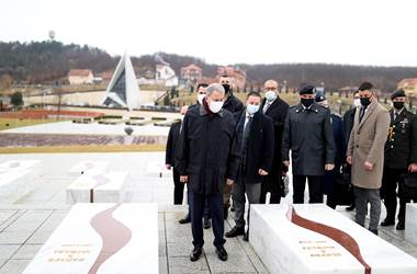 Millî Savunma Bakanı Hulusi Akar, Kosova’da Osmanlı Padişahı Sultan Birinci Murad Hüdavendigar'ın Türbesi'ni Ziyaret Etti